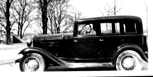 Hubert Joie dans sa Ford en 1933